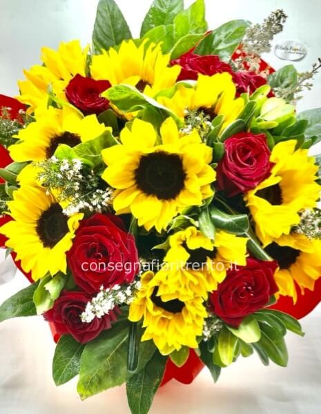 abbraccio . Mazzo di fiori misto con 5 girasoli e 5 rose rosse