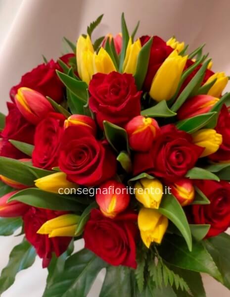 il tuo momento, il nostro fiore -bouquet medio di tulipani misti e rose rosse .