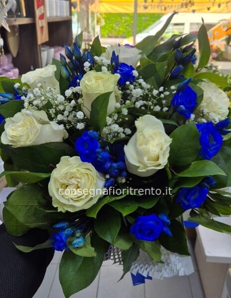 la tua emozione, il nostro fiore .bouquet con rose bianche e lisiantus blue