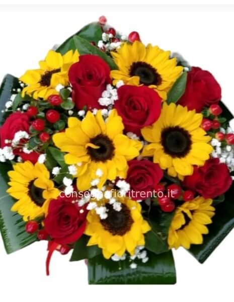 il tuo sorriso, il nostro fiore bouquet con rose rosse girasoli e ipericom